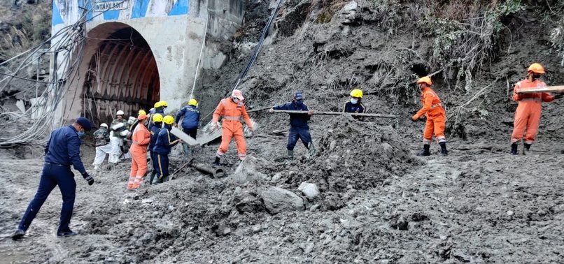 INDIA GLACIER AVALANCHE LEAVES 18 DEAD, 200 MISSING