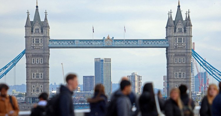 İngiltere’de hizmet sektörü büyümeye devam ediyor