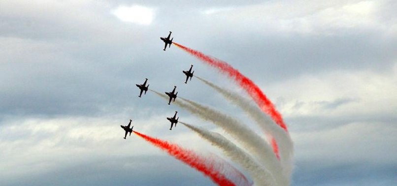 TURKEYS FLYING ACES STUN CROWDS AT UK AIRSHOW