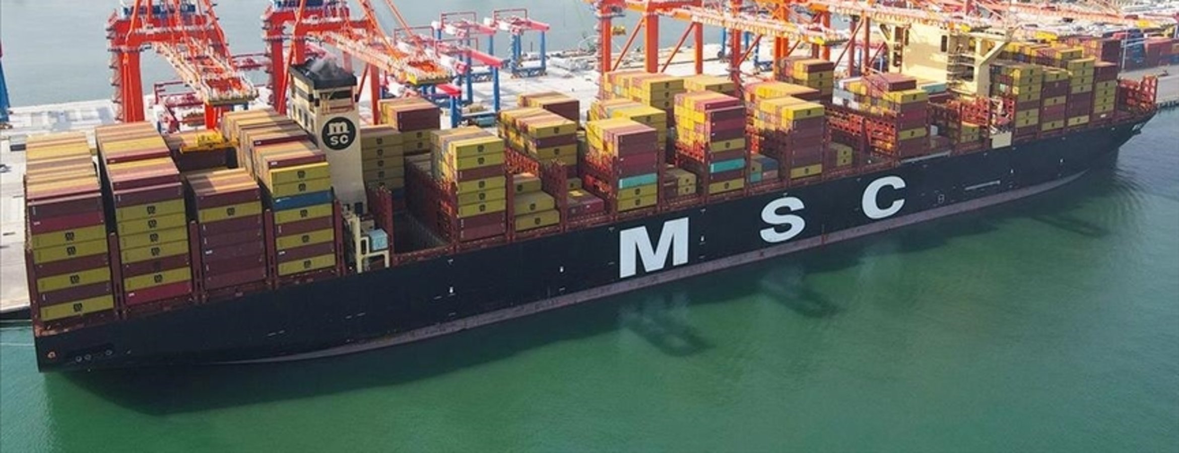 Kapasitesi artırılan Mersin Limanı’nın yeni terminaline 400 metrelik konteyner gemisi yanaştı