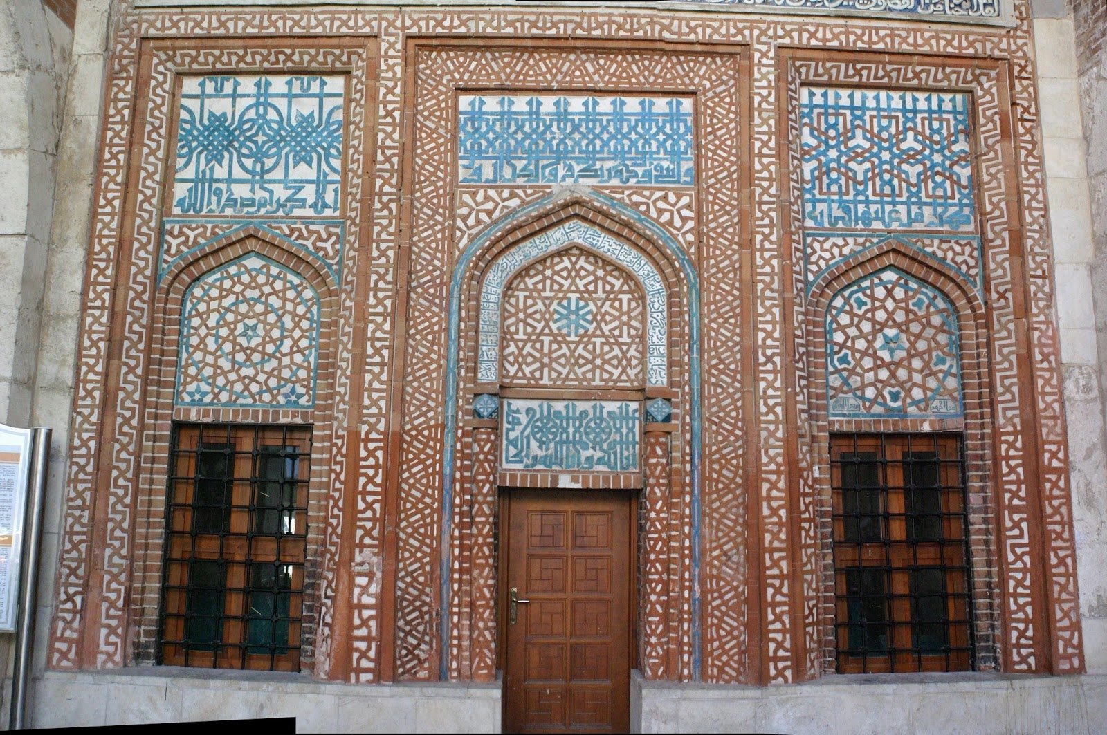 ÇİNİ SÜSLEME UYGULANMIŞ İLK ÖNEMLİ YAPI