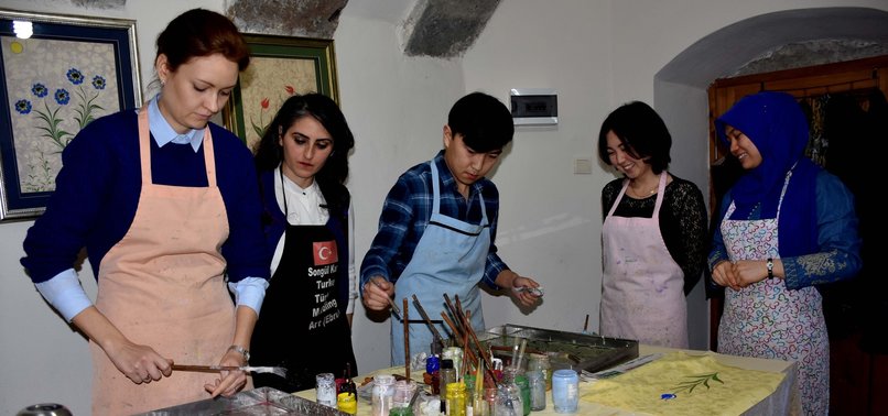 FOREIGN STUDENTS LEARN TURKISH ART OF PAPER MARBLING