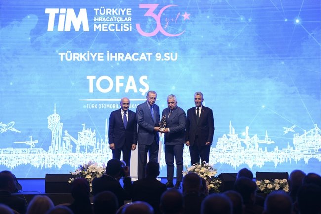 ihracat-sampiyonlari-odullerini-baskan-erdoganin-elinden-aldi-1687011941180.jpg