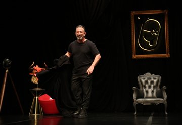 Cem Yılmaz sahnede fenalaştı!