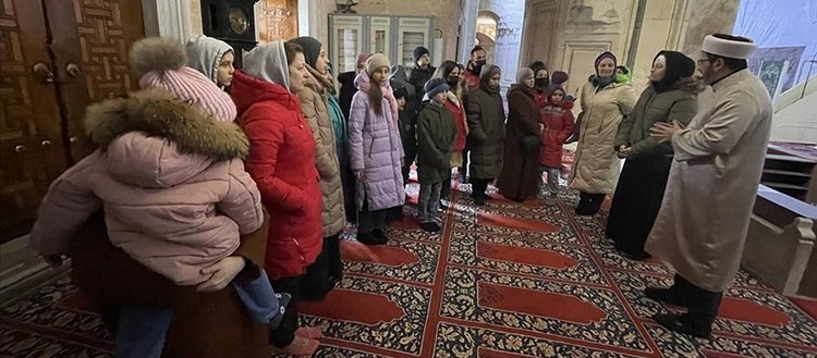 Kırım Tatar Türkü kadınlar Ukrayna’daki savaşın bitmesi için Selimiye’de dua etti