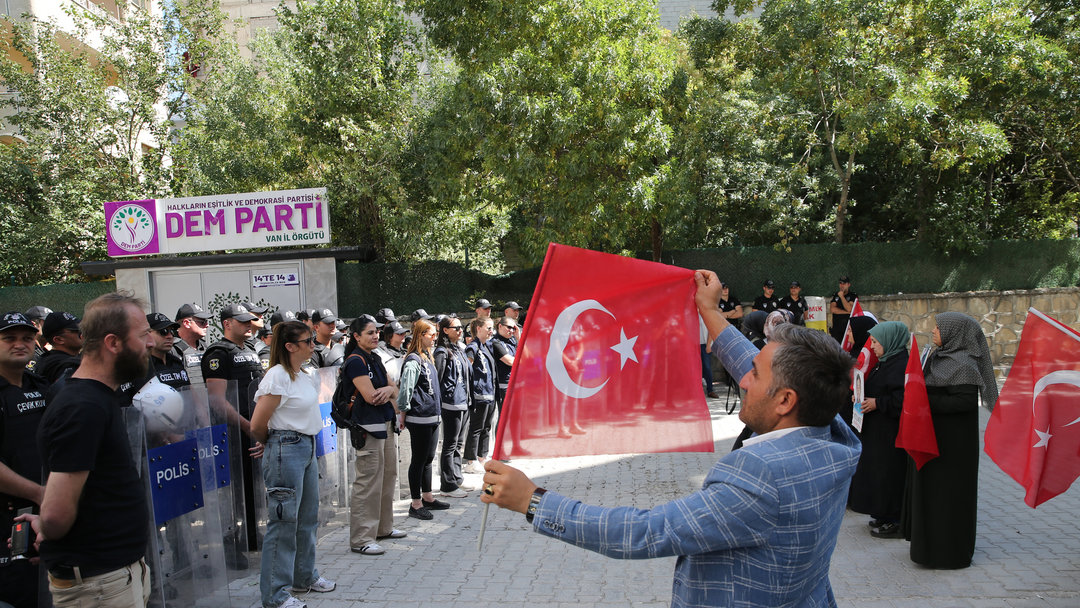 VAN’DA EVLAT NÖBETİ SÜRÜYOR