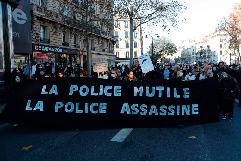 In Paris: Thousands protest against police violence, demand free press