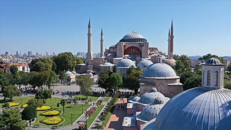 Ayasofya’da ibadete açılışının ikinci yıl dönümünde ziyaretçi yoğunluğu yaşanıyor.