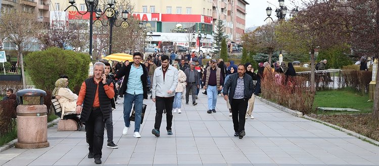 Soğuk iklimiyle türkülere konu olan Erzurum yaz gibi bir ilkbahar yaşıyor