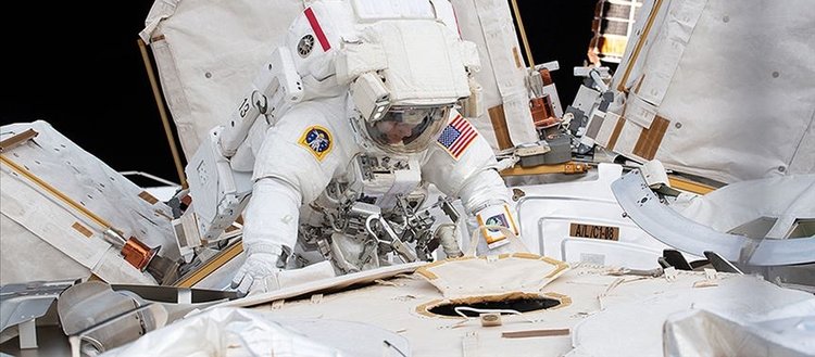 Astronotlar batarya değişimi için yine uzay yürüyüşüne çıktı