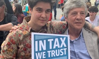 Milyonerler eylemde: Bizden vergi alın!