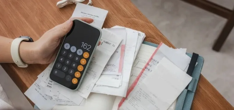 US HOUSEHOLD DEBT FALLS $13B IN Q2