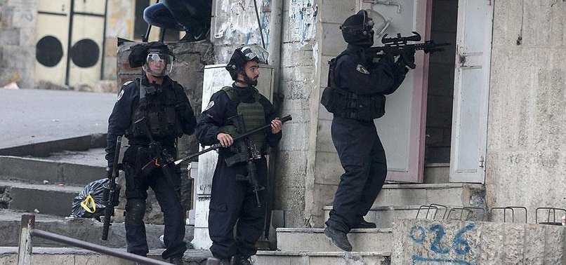 ISRAELI ARMY ROUNDS UP 13 PALESTINIANS IN W. BANK RAIDS