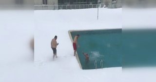 Buz gibi havada havuza atladılar