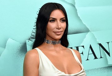 Kim Kardashiandan kafa karıştıran imza ayrıntısı