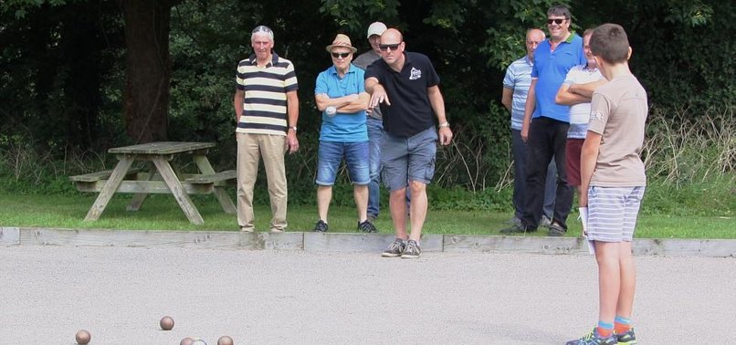 NO JEANS RULE CAUSES BOULES BLUES IN FRANCE