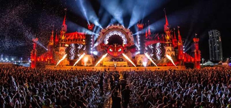 One killed, 17 injured in stage collapse at Spanish festival