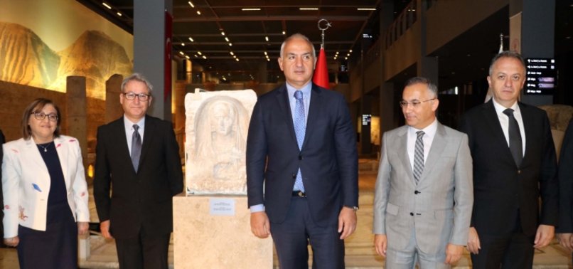THE 1800-YEAR-OLD ZEUGMA TOMBSTONE, WHICH WAS SMUGGLED INTO ITALY, RETURNS TO TÜRKIYE