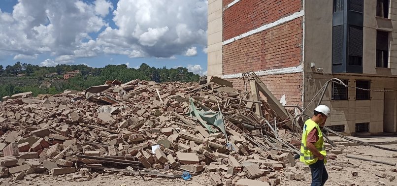 FIVE-STORY BUILDING COLLAPSES IN SPAINS TERUEL JUST AS THE LAST OF ITS NEIGHBORS WERE BEING EVICTED