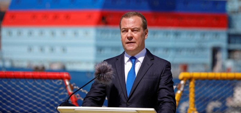 RUSSIAS MEDVEDEV: OIL COULD TOP $300-400 IF JAPANS PRICE CAP IDEA IMPLEMENTED