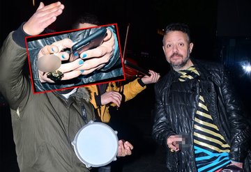 Haluk Akakçe mavi ojeleriyle dikkat çekti