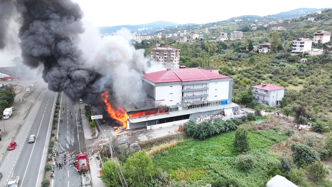 TRABZON’DA AVM YANGINI