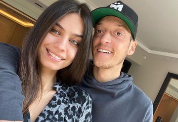 Mesut Özil ve Amine Gülşe 219 çocuğu sevindirdi