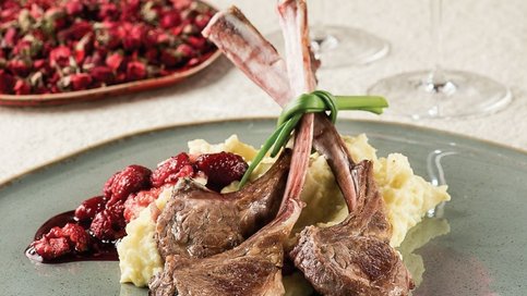 Polenta Yatağında Böğürtlen Soslu Pirzola