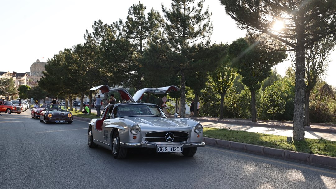 KLASİK OTOMOBİL TUTKUNLARI ÜRGÜP’TE BULUŞTU