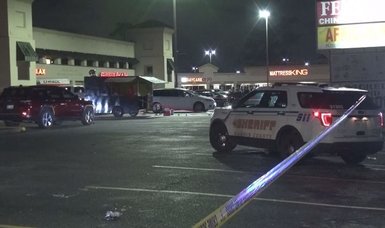 1 dead, 4 injured in shooting in Houston