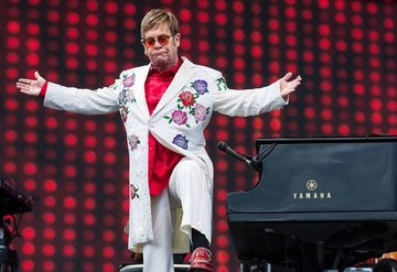 Elton John’un ev sahipliğinde milyon dolarlık bağış!