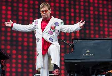 Elton John'un ev sahipliğinde milyon dolarlık bağış!