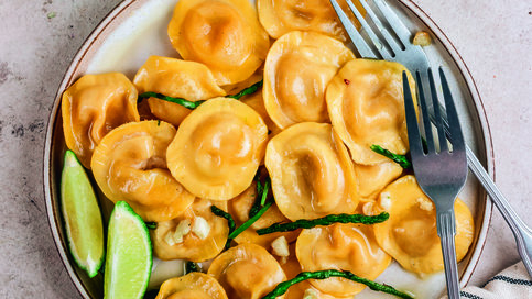 Peynirli ve Kuşkonmazlı Ravioli