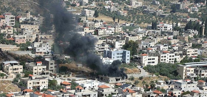 ISRAELI ARMY STORMS JENIN, LEAVING 10 PALESTINIANS INJURED