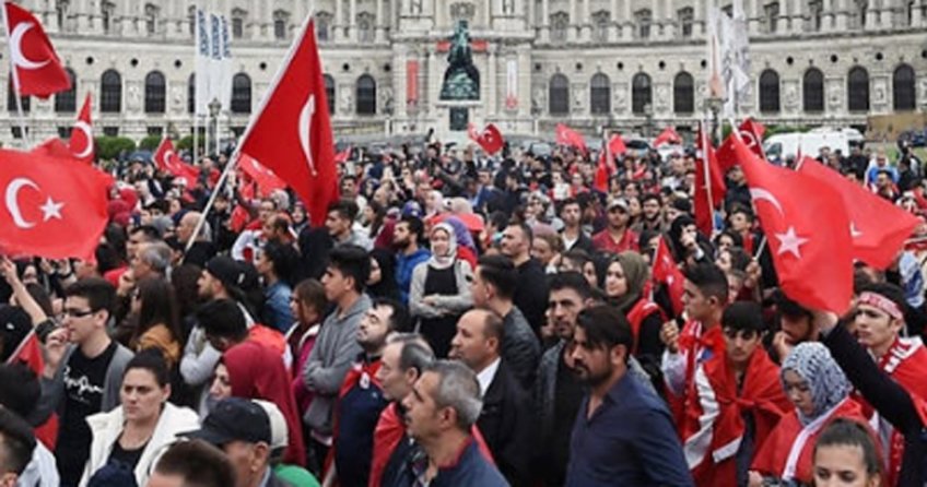 Avusturya ‘evet’ diyen Türklerin peşinde