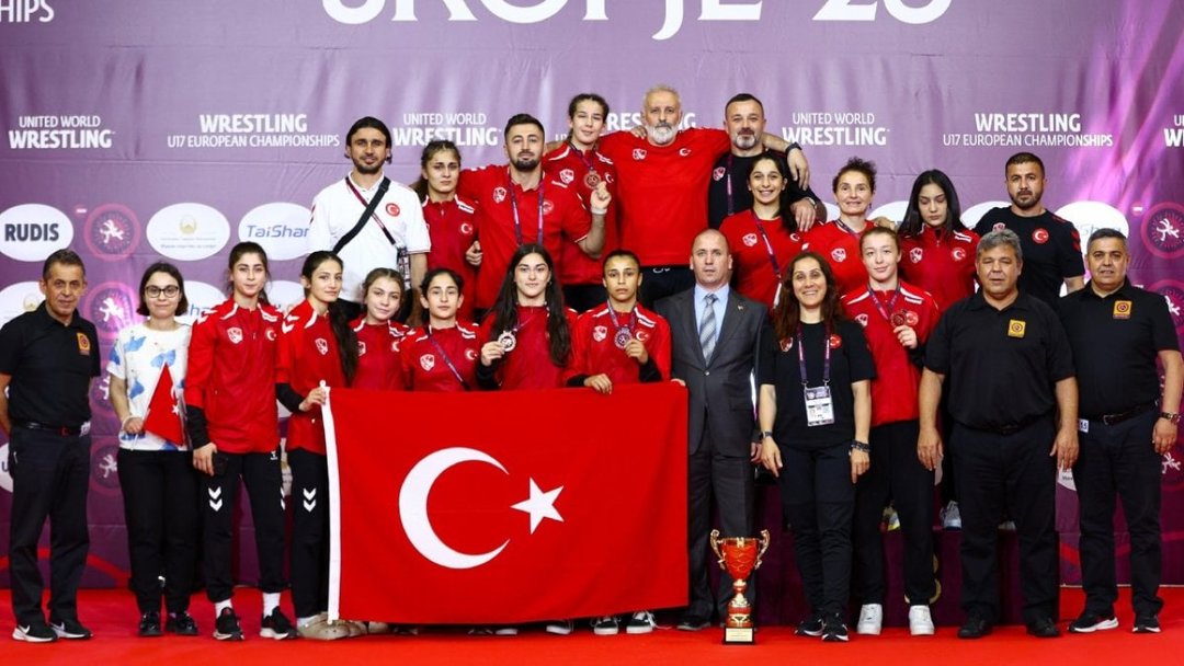 TÜRK GÜREŞÇİLER ÜST ÜSTE 3. KEZ ZİRVEDE