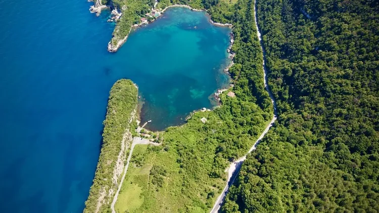 Gideros Bay draws visitors with nature and history