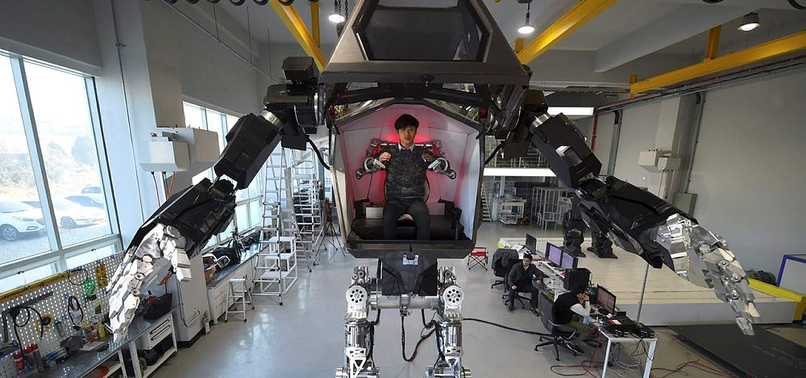 AVATAR-STYLE S. KOREAN MANNED ROBOT TAKES FIRST BABY STEPS