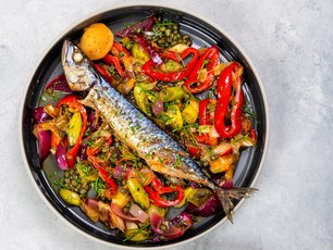 Fırında Kaparili ve Sebzeli Uskumru