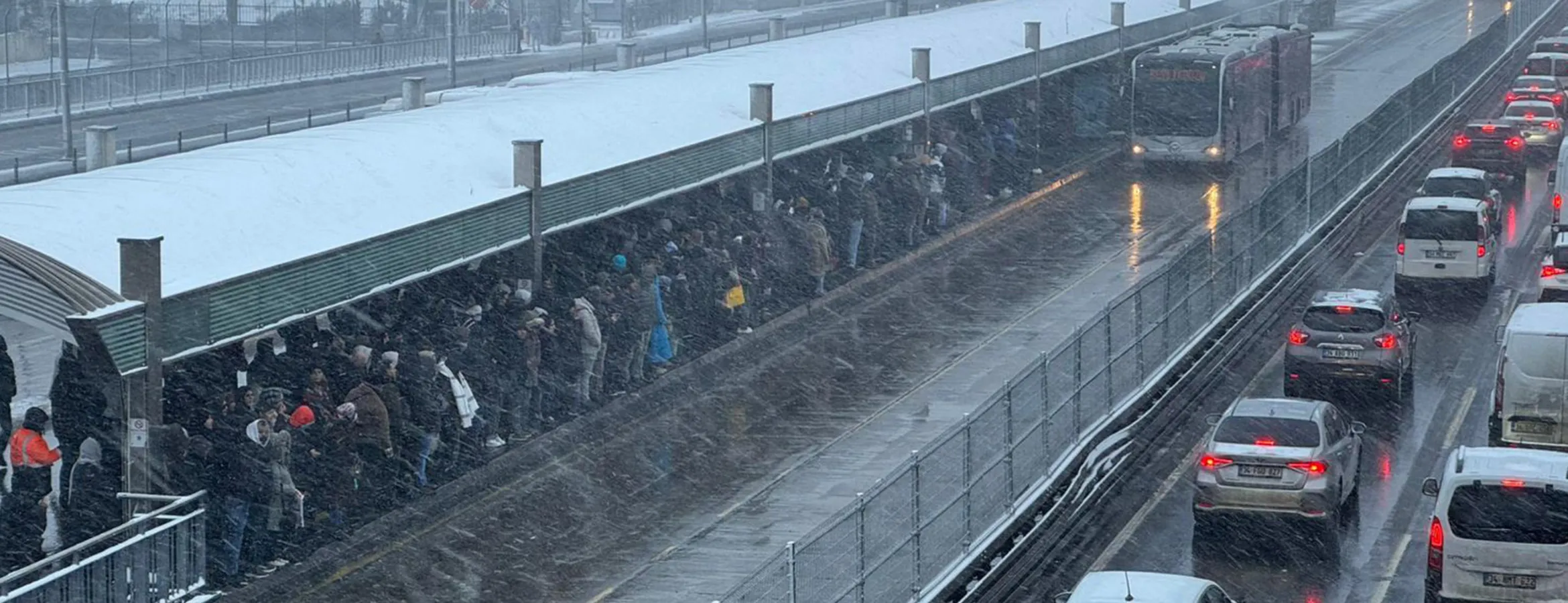 İstanbul’da Kar Yağışı: Trafik Felç, Ulaşım Durdu
