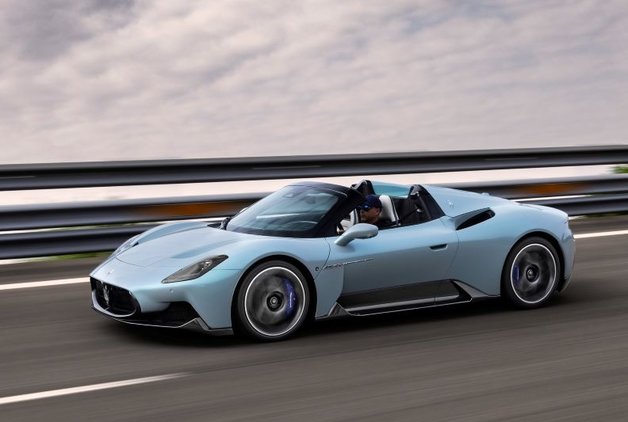 MASERATI MC20’NIN ÜSTÜ AÇILDI