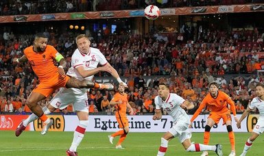 Klaassen, Dumfries rescue point for wasteful Dutch against Poland