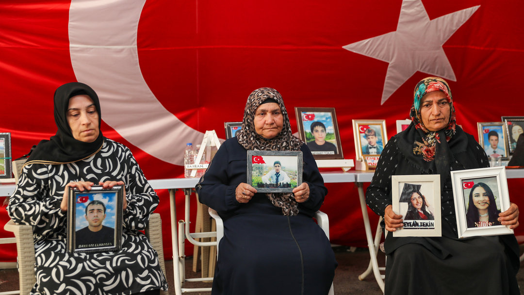 EVLAT NÖBETİ SÜRÜYOR