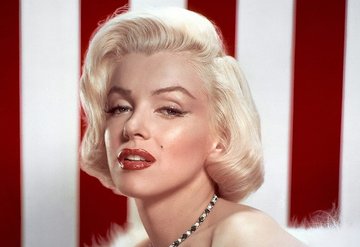 marilyn monroe nun meshur elbisesi 1 5 milyon tl ye satildi harpersbazaar