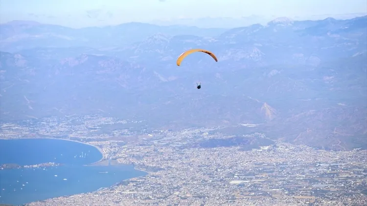Chinese tourists flock to Fethiye for Babadağ paragliding during golden week
