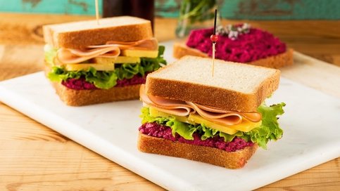 Pancar Soslu, Tulum Peynirli ve Hindi Fümeli Sandviç