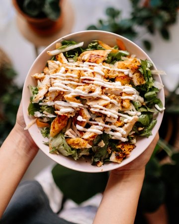 Yoğurtlu tavuklu yaz salatası