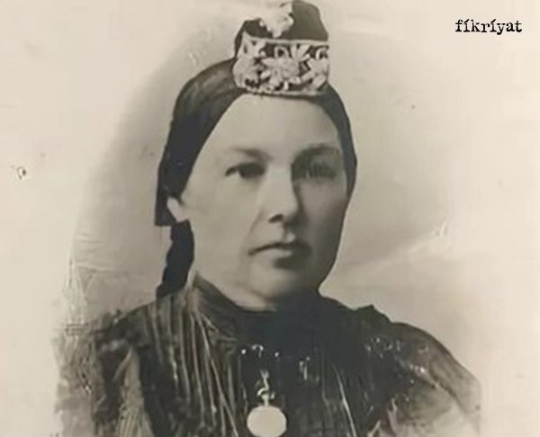İLK ÖĞRETMENİ ANNESİ