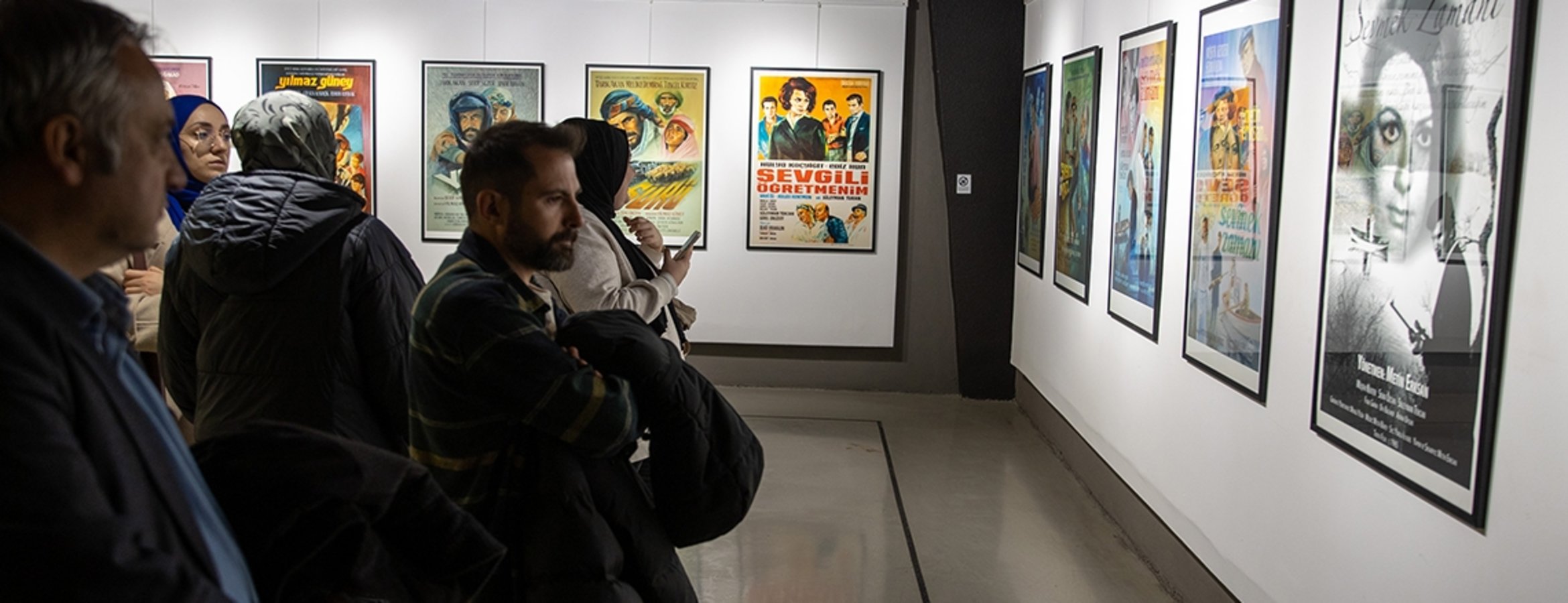 Sakarya’da açılan film afişleri sergisi ziyaretçileri sinema tarihinde yolculuğa çıkarıyor