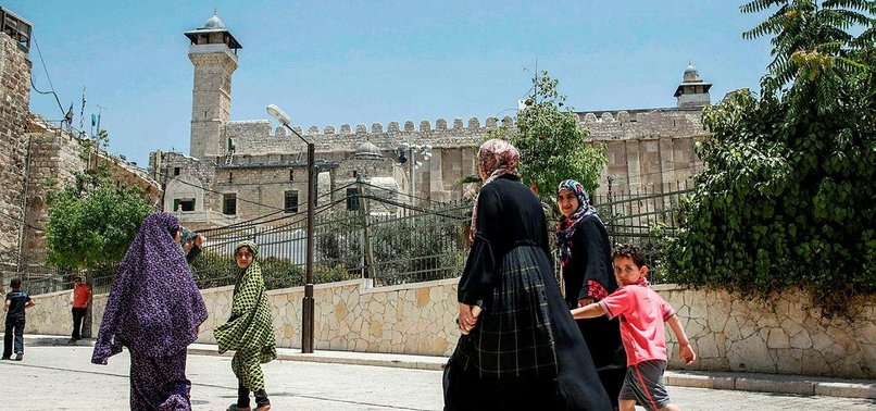 ISRAEL CLOSES HEBRONS IBRAHIMI MOSQUE TO MUSLIMS